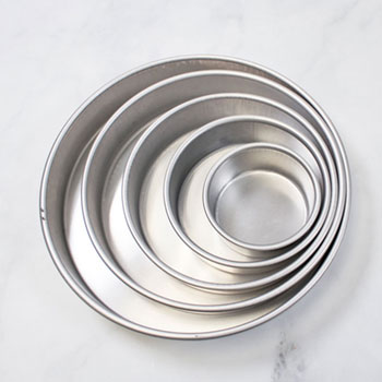 different sizes of round cake pans nested
