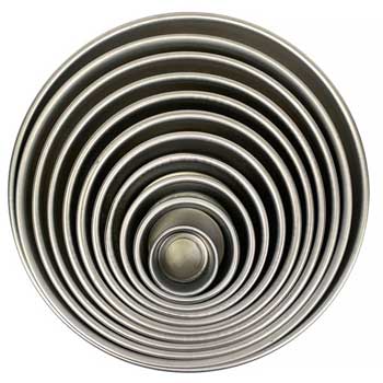 Round aluminum cake pans in multiple sizes