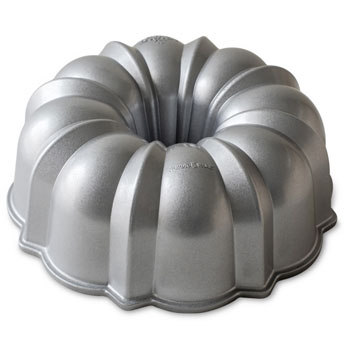 Decorative bundt cake pan