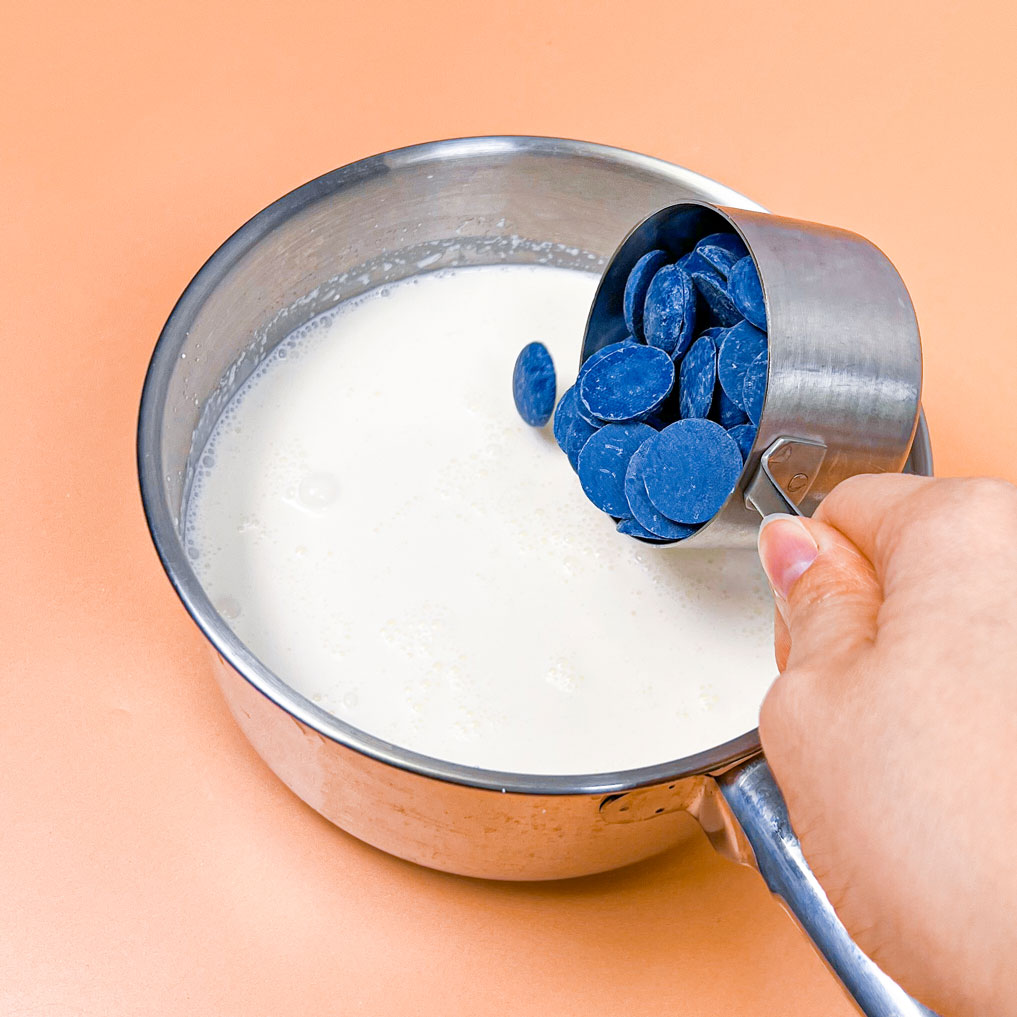 adding royal blue candy melts into saucepan