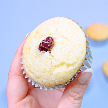 vanilla cupcake with blueberry filling