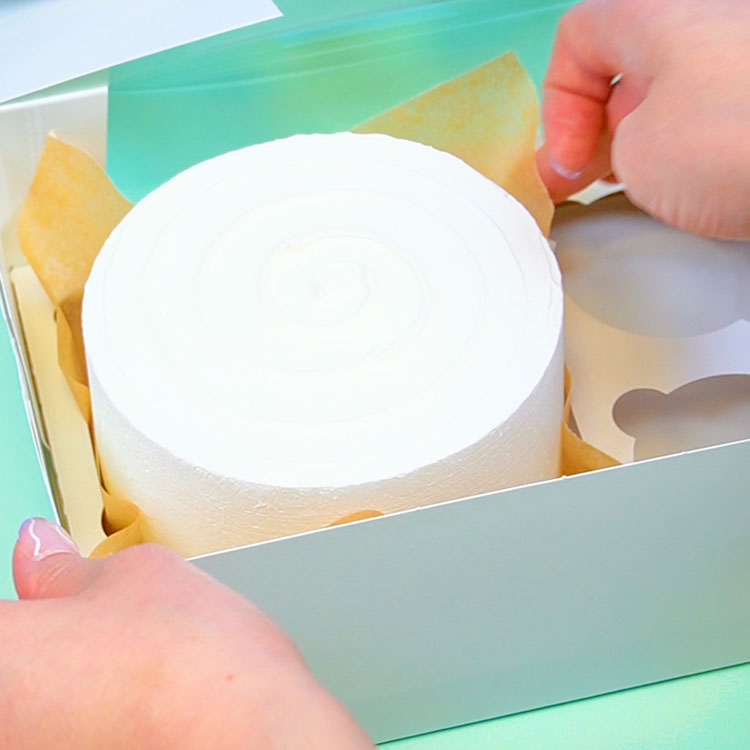 putting frosted cake into bento box